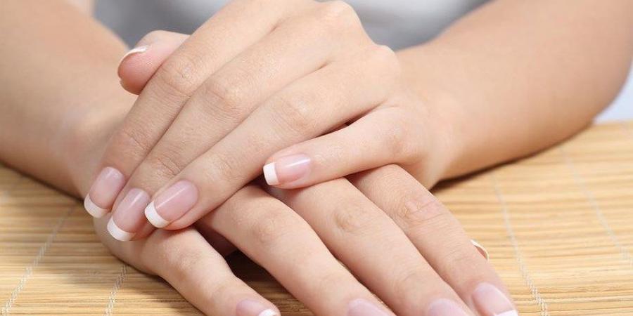 أظافر قوية وجذابة بدون صالونات.. روتين متكامل للعناية في المنزل