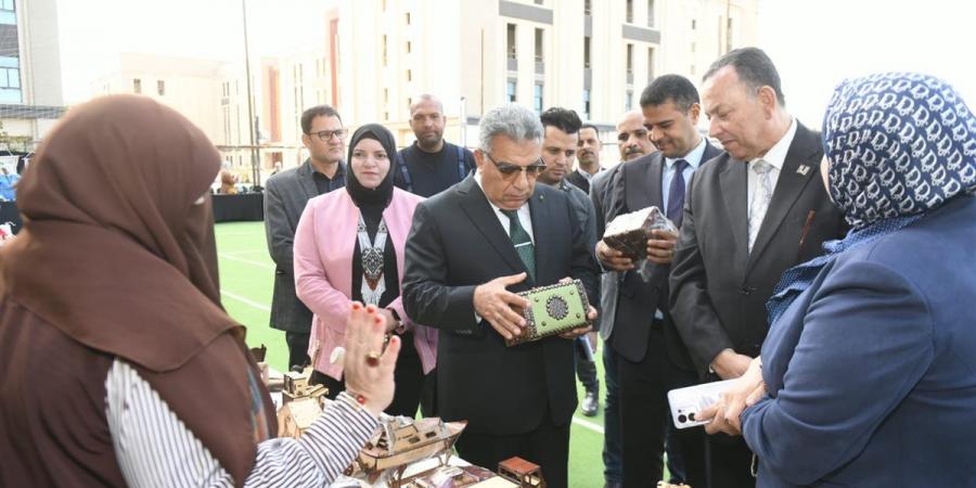محافظ الدقهلية ورئيس جامعة المنصوره الجديده يتفقدان معرض " أيادي مصر "