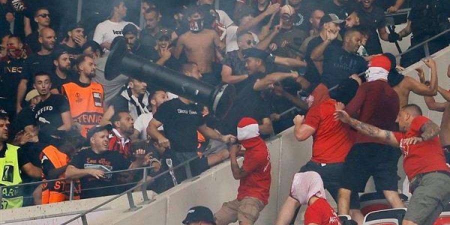 شغب الملاعب يعود للواجهة.. حادثة فرنسا تثير مخاوف جديدة في كرة القدم الأوروبية