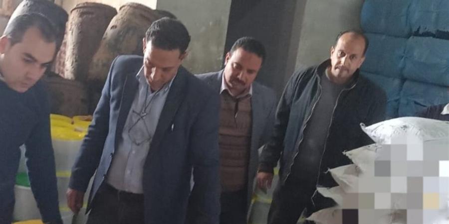 ضبط أكثر من 18 طن ملح ومواد خام وأسمدة مغشوشة داخل كيان غير مرخص بسرس الليان