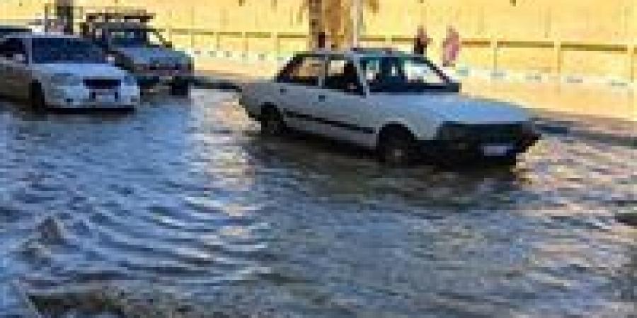 كسر ماسورة مياه يتسبب في كثافات مرورية بالإسماعيلية الصحراوي