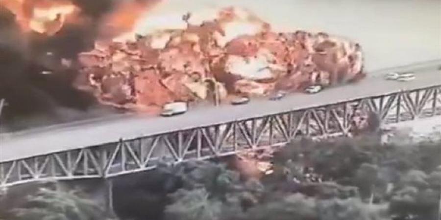 عاجل .. انفجار هائل لناقلة نفط أسفل جسر الأمريكتين في مدينة بنما