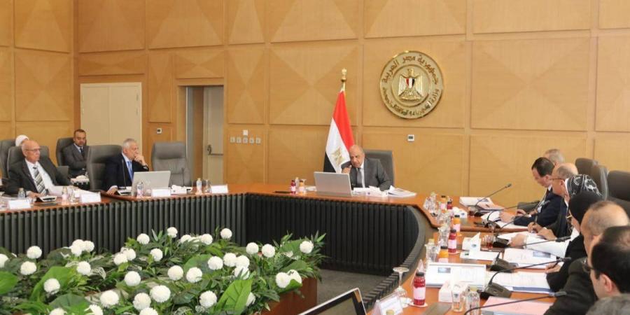 الكهرباء: تركيب 76 محطة طاقة شمسية أعلى أسطح مبانى الحى الحكومى بالعاصمة الإدارية