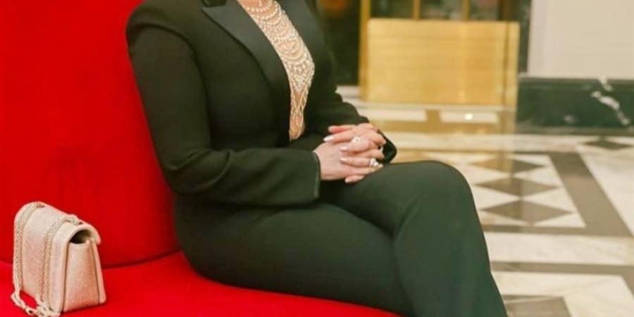 إلهام شاهين تتألق بإطلالة كلاسيكية أنيقة في أحدث ظهور