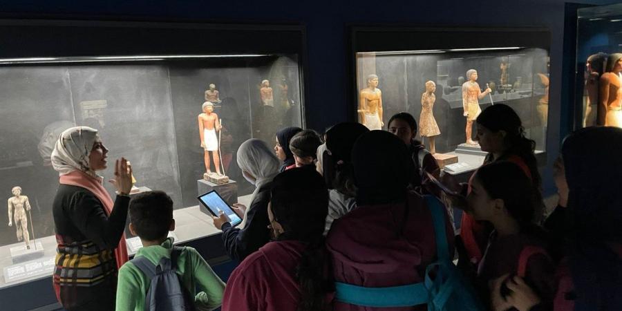 جولة تثقيفية بمتحف إيمحتب بسقارة ضمن أنشطة أتوبيس الفن