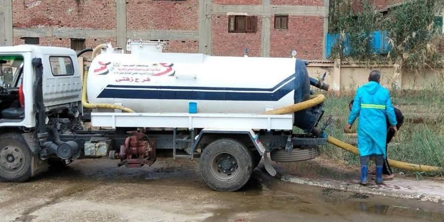 معدات ميدانية لاحتواء أزمة الصرف الصحى الأهلى بقرية ميت غزال بالغربية