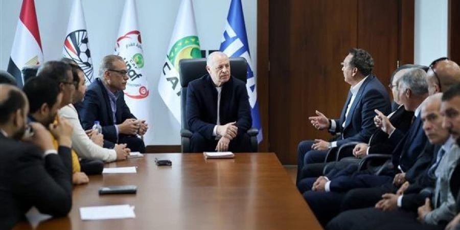 هاني أبو ريدة يستقبل مجموعة من أندية الجمعية العمومية