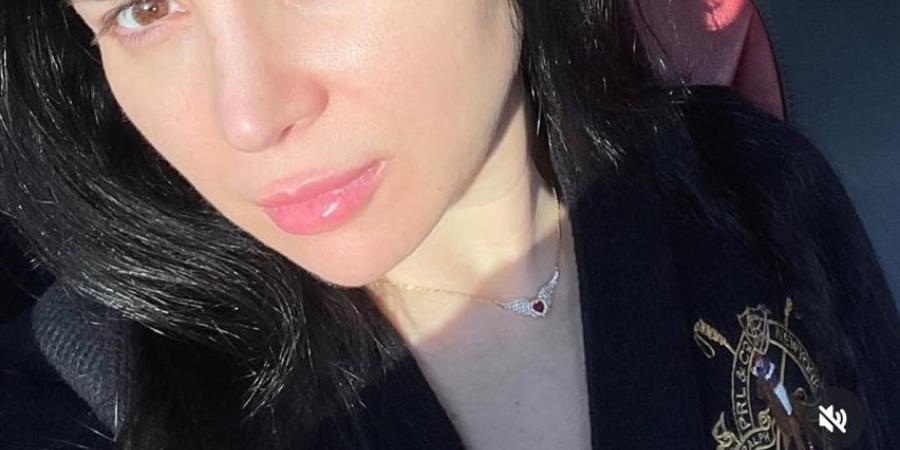 بإطلالة جذابة من سيارتها.. مي عز الدين تعود للشعر الأسود