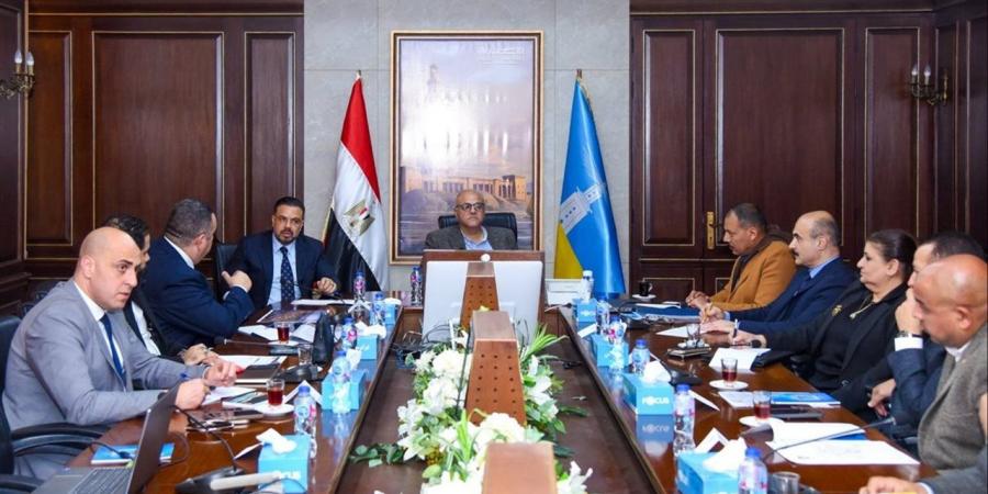 محافظ الإسكندرية يبحث سبل تذليل الصعوبات التي تواجه الأندية الشعبية والجماهيرية