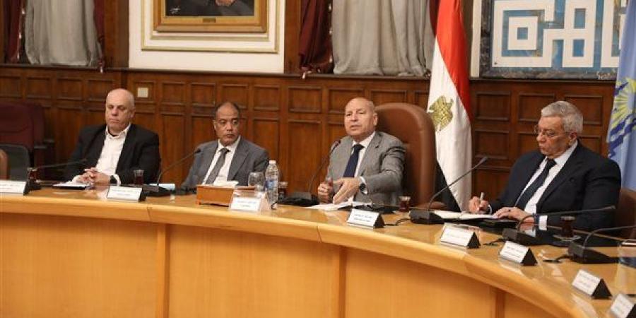 محافظ القاهرة يبحث مع أساتذة جامعة العاصمة تطوير منطقة حلوان