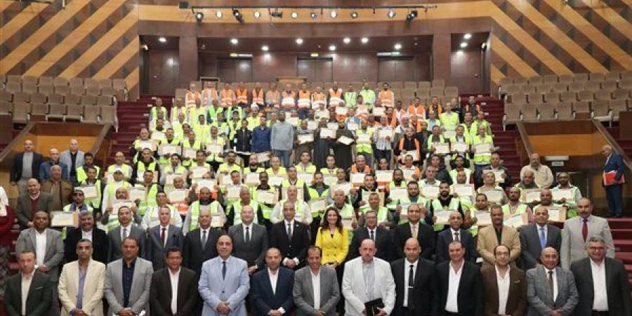 محافظ الجيزة يكرم عمال النظافة والسائقين لدورهم في التعامل مع الأمطار الأسبوع الماضي