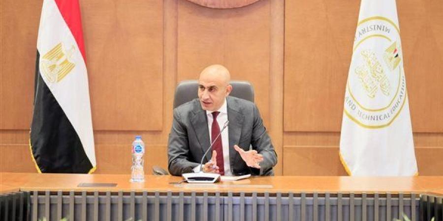 وزير التربية والتعليم يشدد على التزام الطلاب بالزي المدرسي الموحد