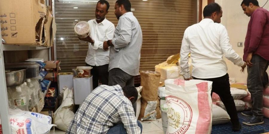 غلق وتشميع لمخزن مخالف فى حملة على محلات ومطاعم أسوان