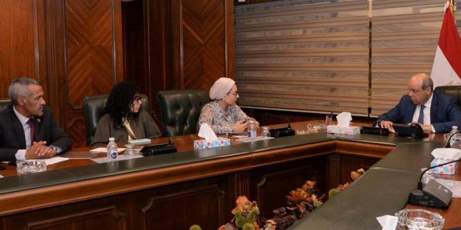 وزير الطيران يبحث وعدد من نواب البرلمان دعم آليات العمل المشترك