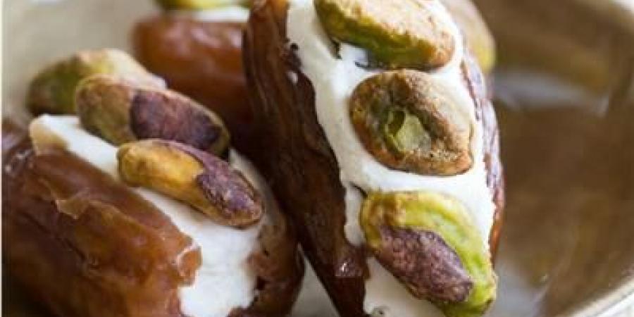 القشطة بالتمر والمكسرات.. حلوى شرقية غنية بالمذاق اللذيذ والفوائد