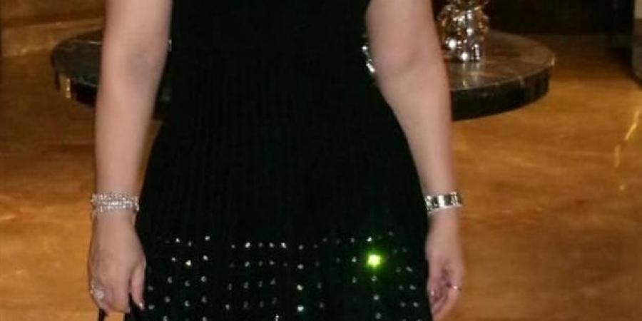 بوسي تطل بالأسود المرصع بالكريستال