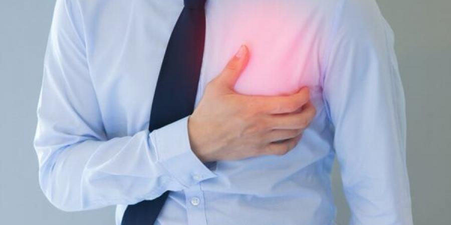 أطباء يوضحون متى يكون ألم الصدر علامة على احتشاء عضلة القلب