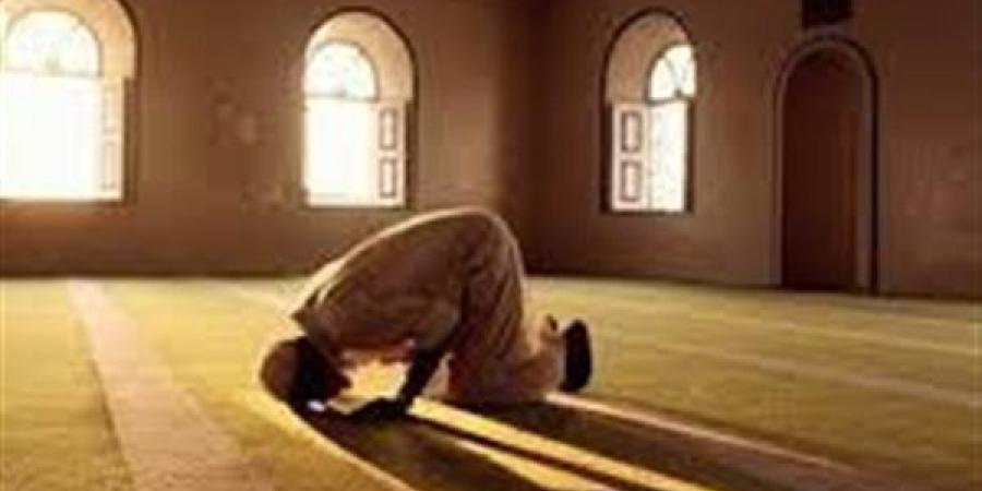 ما حكم الصلاة على سجادة مرسوم عليها الكعبة ؟