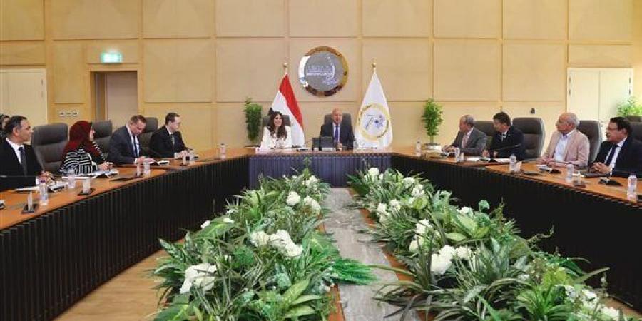 وزيرا النقل والإسكان يناقشان آلية تنظيم النقل في المجتمعات العمرانية الجديدة وربطه بوسائل النقل الجماعي المختلفة