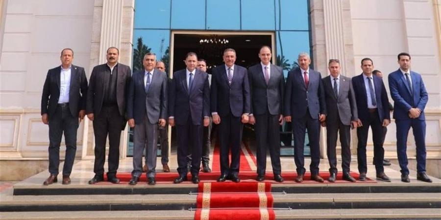 محافظ دمياط يتفقد تحول ميناء دمياط إلى مركز أخضر