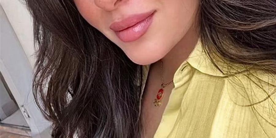 ميرنا نور الدين تتألق بلوك صيفي بسيط.. شاهد