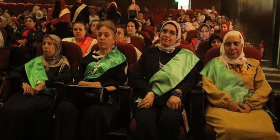 10 سيدات في قنا يفزن بلقب الأم المثالية