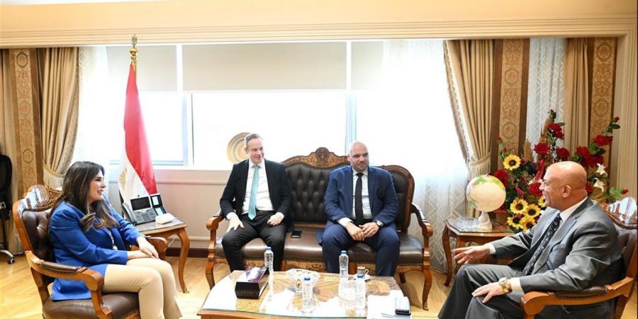 "الإسكان" تبحث مع «أكوا باور» سبل التعاون في إنشاء وتشغيل محطات تحلية مياه البحر