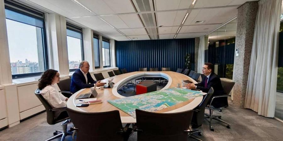 سفير مصر بلاهاي يبحث تعزيز التعاون مع ميناء أمستردام في الهيدروجين الأخضر والطاقة النظيفة