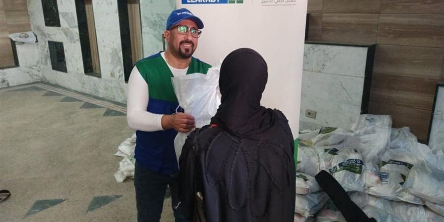 مؤسسة العربي توزع 200 شنطة غذائية ضمن قافلة «إيد واحدة» ببورسعيد