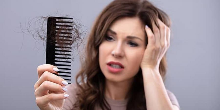 تساقط الشعر.. الأسباب وخطوات العلاج لاستعادة كثافته