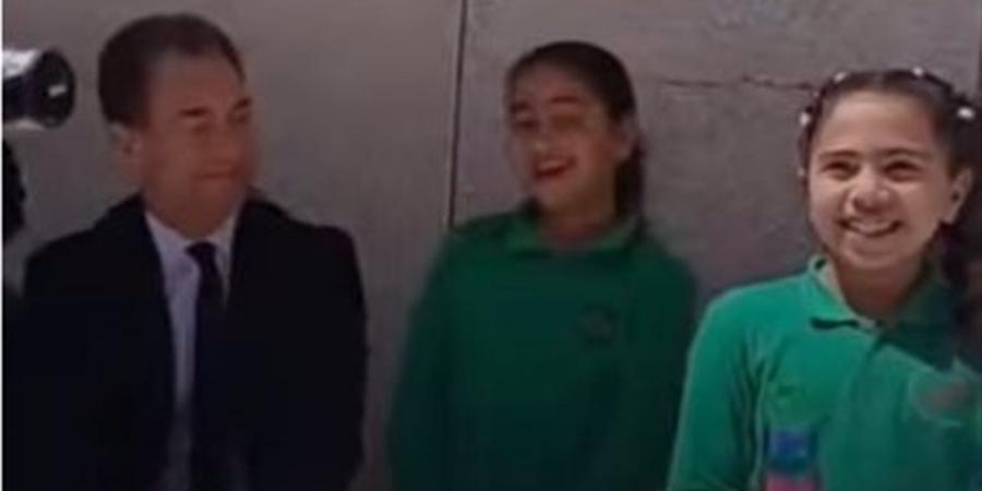 طفلة مصرية تبهر السفير الفرنسي بغنائها بلغة بلاده (فيديو)
