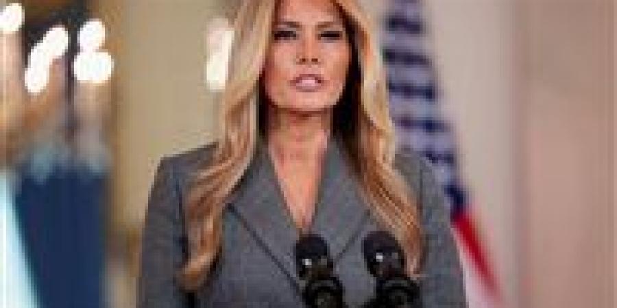 من البيت الأبيض.. ميلانيا ترامب تنفي صلتها بإبستين وتكشف حقيقة صورها المفبركة