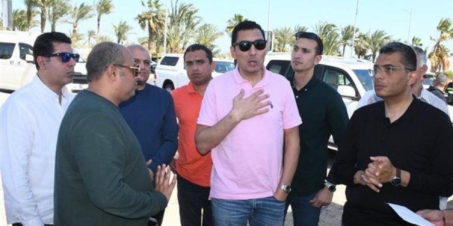 وزير الرياضة ومحافظ البحر الأحمر يتفقدان قطعة الارض المخصصة لإقامة القرية الأولمبية