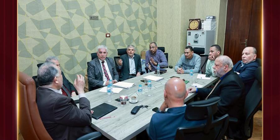 نقيب المحامين يبحث آليات تحسين الأداء داخل إدارات المعاشات والمالية