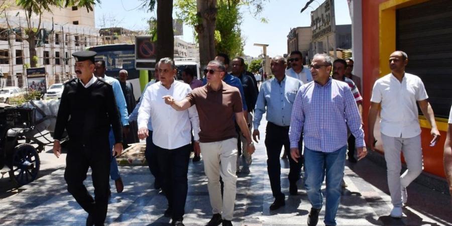 في جولة ميدانية.. محافظ أسوان: غلق وتشميع المقاهي والمحلات المخالفة