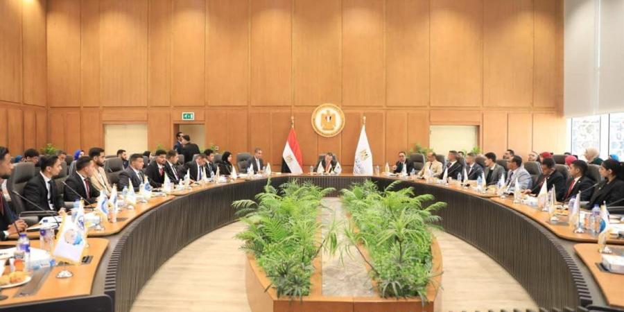 طلاب جامعة سوهاج يشاركون في اجتماع موسع لتنفيذ مبادرة "وفرها .. تنورها"