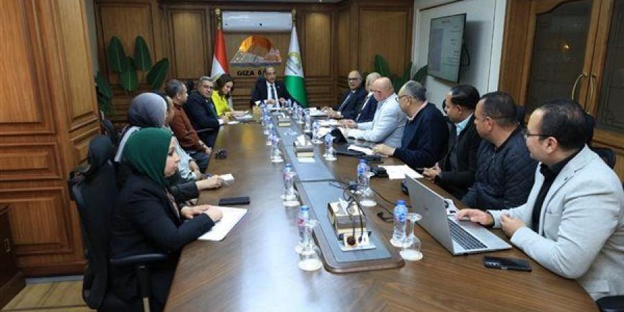 محافظ الجيزة يوجه بضبط عربات الكارو والتروسيكلات التي تلقي المخلفات بالطريق العام