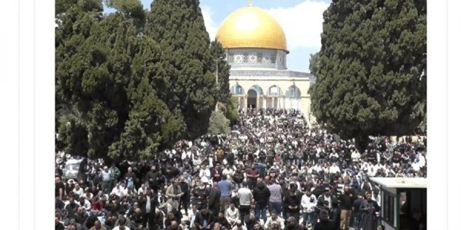 100 ألف فلسطيني يؤدون صلاة الجمعة بالمسجد الأقصى