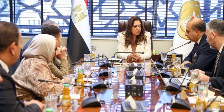 منال عوض تتابع مستجدات إنشاء مصنع لإنتاج الوقود الحيوي