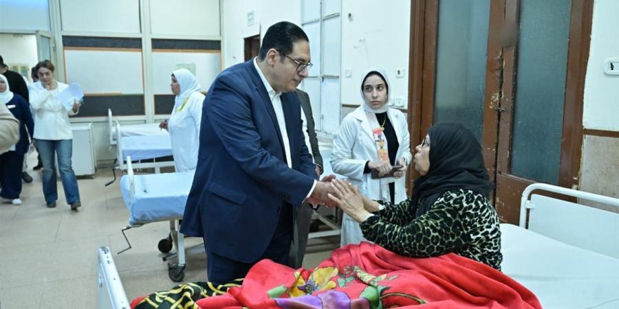 بعد الحريق.. رئيس جامعة القاهرة يطمئن على مرضى طوارئ قصر العيني