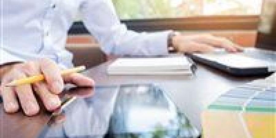 قانون العمل الجديد يشعل ثورة في القطاع الخاص.. قواعد صارمة للأجور تحمي العامل وتُلزم أصحاب الأعمال