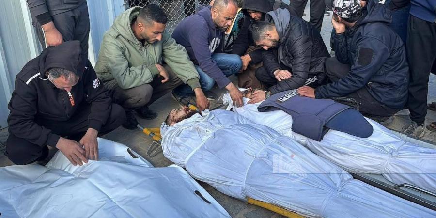 عاجل.. استشهاد 6 فلسطينيين وإصابة آخرين جراء قصف الاحتلال مخيم البريج وخان يونس