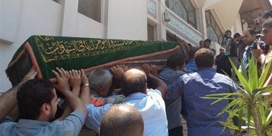 فضل اتباع الجنائز عند نزول المطر