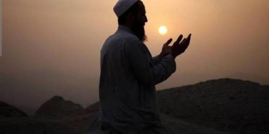 حكم الدعاء عند قبور الصالحين وبيان فضله