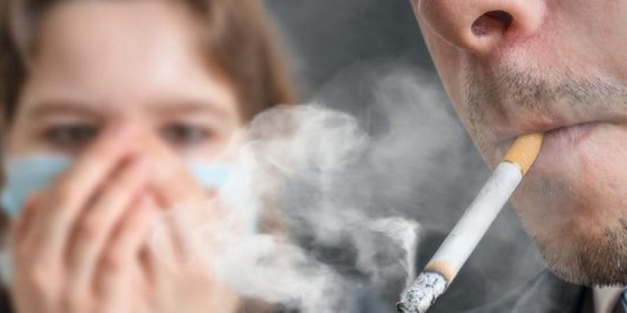 باحثون يوضحون.. هل التدخين يسرع الإصابة بالخرف؟