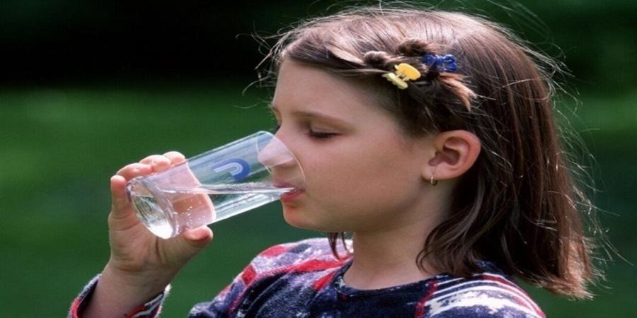 ماذا يحدث لجسمك عند شرب الماء صباحًا؟ فوائد مذهلة