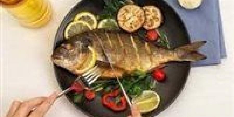 دار الإفتاء المصرية تحسم الجدل الفقهي حول حكم أكل السمك والبيض الملون