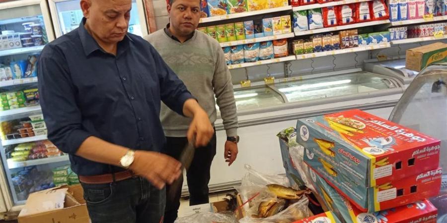 ضبط 40 كجم رنجة فاسدة داخل هايبر ماركت شهير بالفيوم قبل بيعها للمواطنين