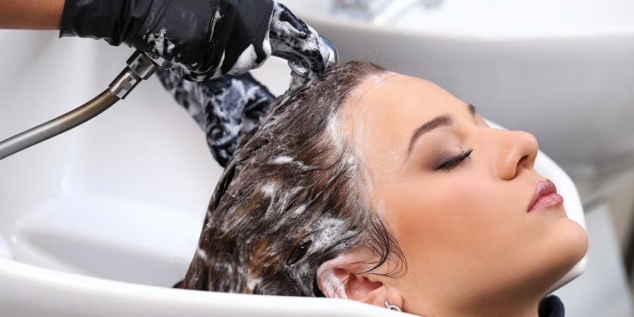 طبيبة توضح معلومة مغلوطة حول غسل الشعر