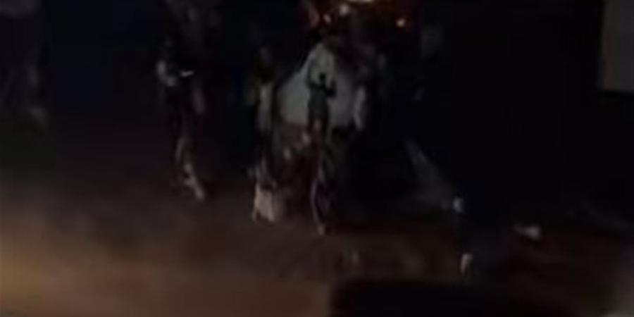 عروسان يتحديان الظلام.. زفاف تحت كوبري والفرحة مستمرة حتى بعد التاسعة مساءً